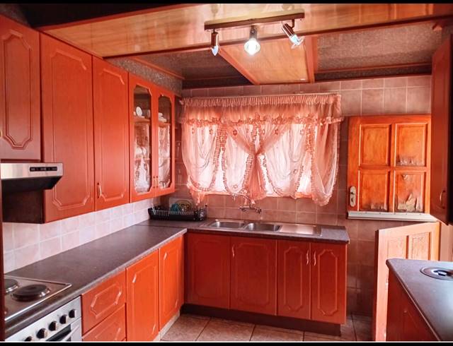 3 BEDROOM HOUSE FOR SALE IN SEBOKENG ZONE 10